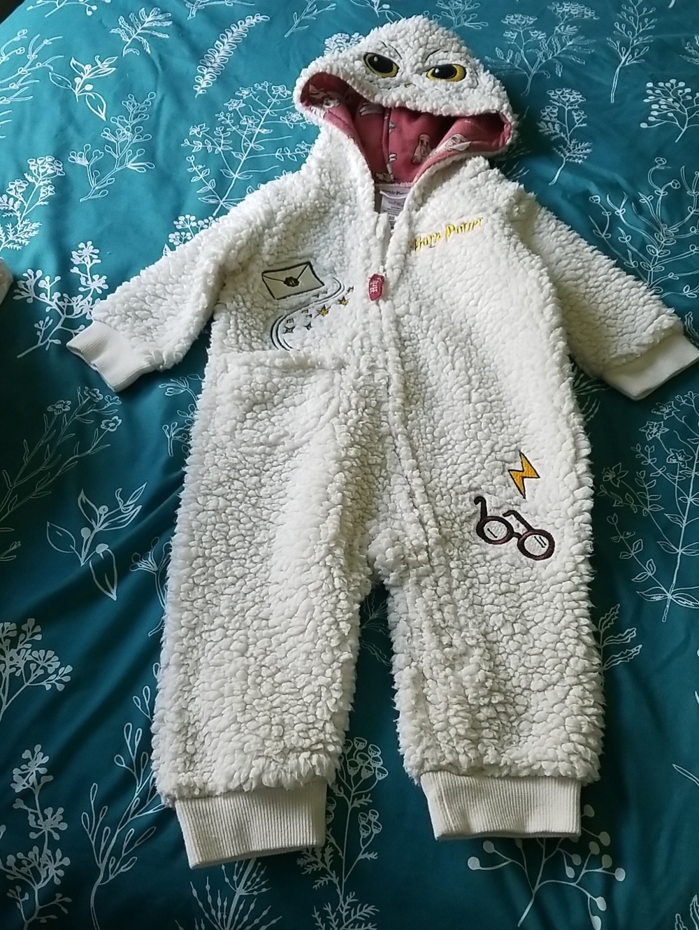 Six baby onesies (4) Carters (1) Hurley (1) Harry Potter All size 9 month GUC